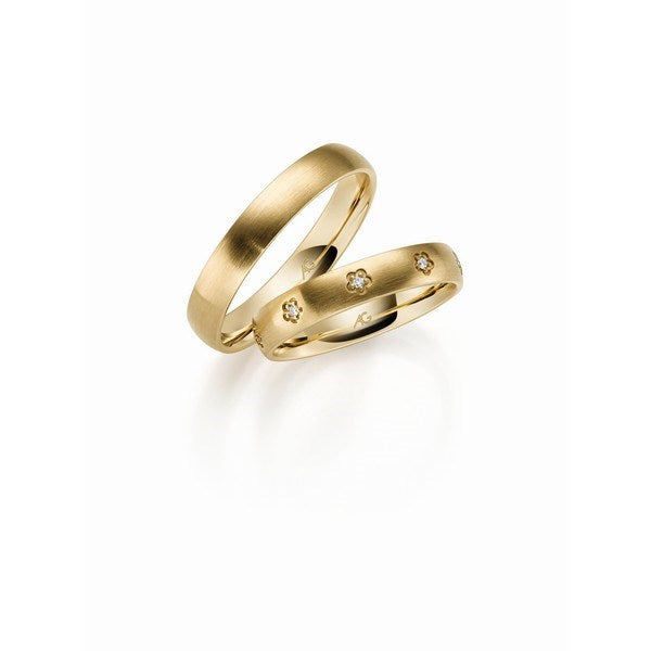 Romantisk Gerstner vielsesringe i 14 eller 9 karat guld med 0,045 ct diamanter i blomsterindfatning, silkemat finish og 4 mm bredde.